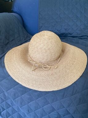 Helen Kaminski 100% Raffia hat